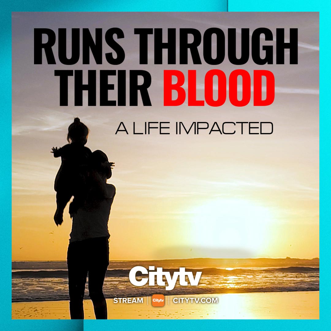 Sur l’image de la série télévisée Runs Through Their Blood, on peut voir un parent lever son enfant dans les airs et un lever de soleil à l’arrière-plan